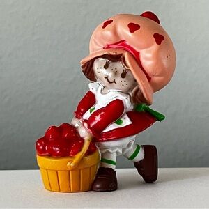 Vintage Strawberryland Miniature: Strawberry Shortcake with a Bushel Basket